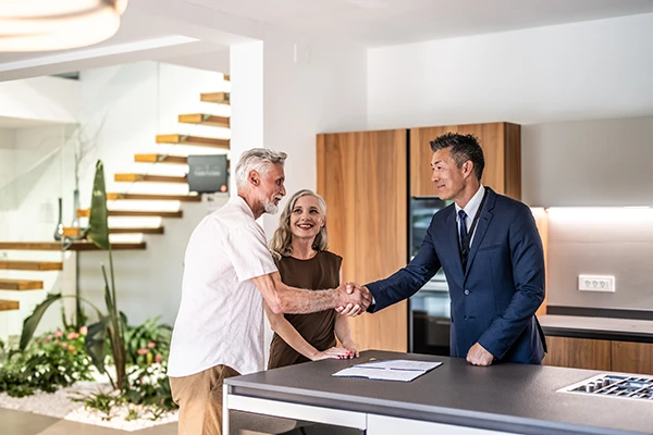 Real-Estate-Agent-Handshake